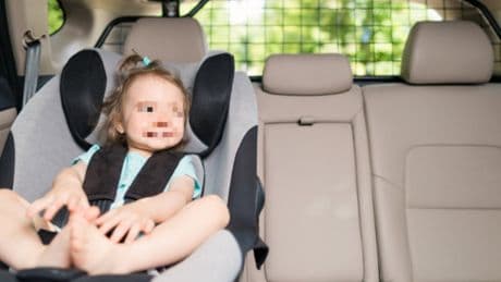 Papà dimentica le figlie nell'area di servizio e riparte in auto. Scatta l'allarme, le bimbe salvate dalla Polstrada