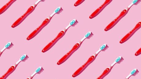 Vergeet het flosdraad en poets vóór het ontbijt. Zestien tips voor een stralend gebit