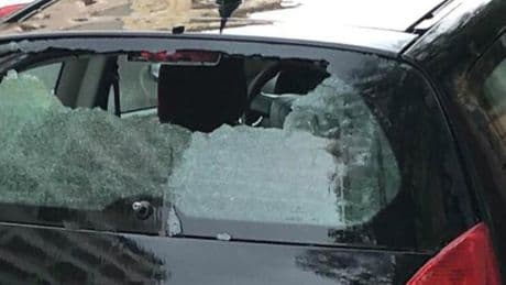 Bimbo di 4 anni fugge dai genitori e si chiude in auto, trovato morto per un colpo di calore: era in vacanza in Sardegna
