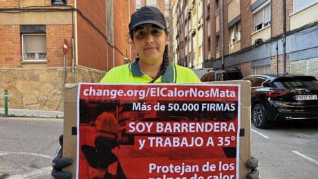 La lucha de la barrendera Elvira Gómez contra trabajar con calor extremo: "Tengo 60.000 firmas y Yolanda Díaz no me recibe"