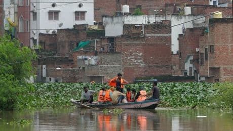 Au moins 100 personnes portées disparues après une crue subite dans une ville de l'Himalaya