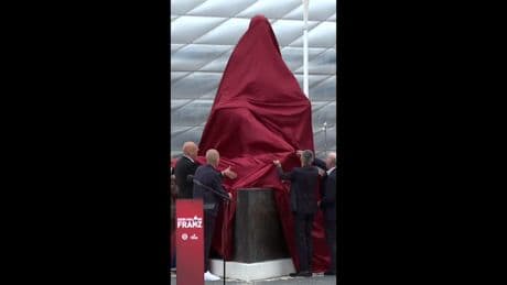 Vor der Allianz Arena - SO sieht die Beckenbauer-Statue aus