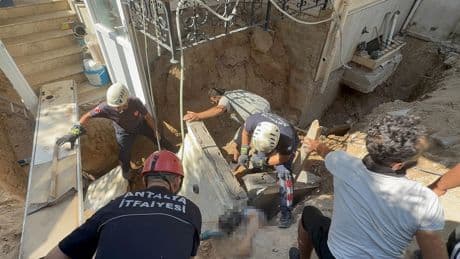 Çöken balkonun altında kalan Suriyeli işçi Mahmut Abid yaşamını yitirdi
