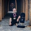 Wereldkampioen massage Wim (49) maakt indruk met zelfontworpen ZenChair: “Mijn échte medaille? De persoon die in mijn stoel zit”