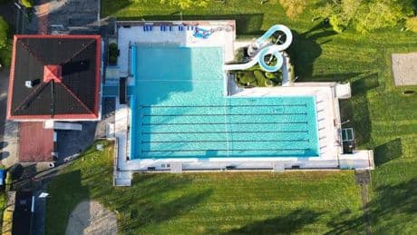 Landkreis Leer: Sechsjährige treibt leblos in Schwimmbecken