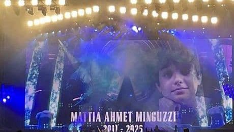 Gun's N' Roses İstanbul konserinde Mattia Ahmet Minguzzi'yi andı