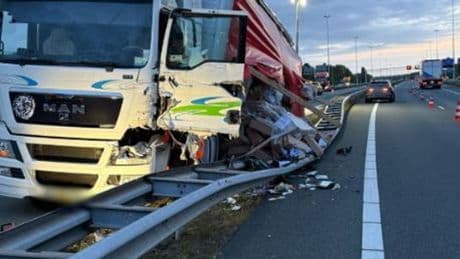 A28 bij Hoevelaken hele ochtend dicht door ongeluk vrachtauto