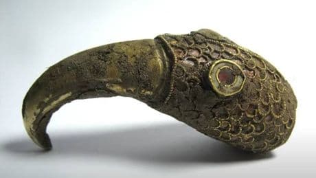 Dos hombres encuentran con un detector de metales misteriosas joyas de hace 1.400 años que ya estudian los arqueólogos