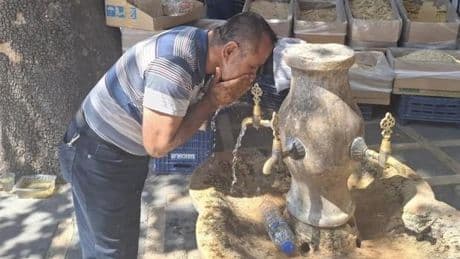 Hissedilen sıcaklık 50 dereceye çıktı! Vatandaş çeşme başından ayrılamıyor