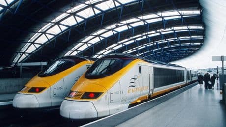 Un joven sobrevive tras agarrarse a una puerta de un tren de alta velocidad en movimiento