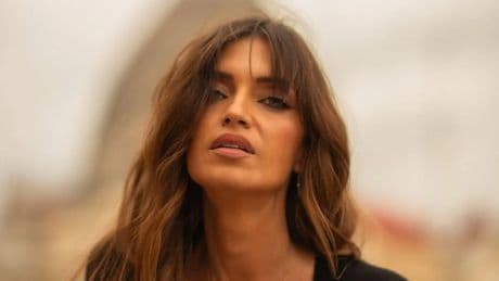 Sara Carbonero se lleva a Kyoto el vestido lencero más rockero y lo combina con sandalias deportivas