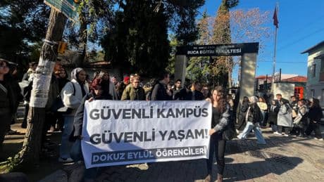 DEÜ’de tacizci akademisyenin geri dönmesine öğrencilerden tepki: Okul yönetimi akademisyeni koruyor
