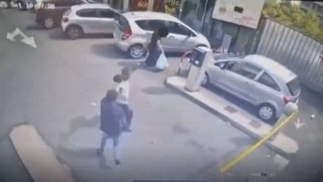 La lite, la corsa, le coltellate: gli ultimi istanti del parcheggiatore abusivo ucciso dal rivale straniero