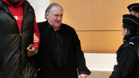 « Après 7 ans d’horreur et d’enfer » : Gérard Depardieu renvoyé en procès pour viols sur Charlotte Arnould devant la cour criminelle