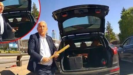 Trafikte korku dolu anlar! Aracından inip beyzbol sopasıyla üstüne yürüdü