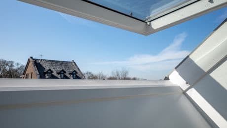 Viele machen es falsch: Warum Sie das Badfenster nachts nie auf Kipp lassen sollten