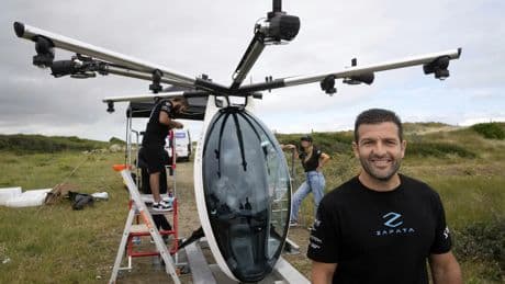 El piloto de moto acuática Franky Zapata cae al agua al intentar pasar el canal de la Mancha a bordo de su nave experimental