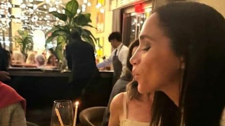 Meghan Markle, compleanno con Harry e gli amici al ristorante stellato di Los Angeles: «Grazie a chi mi manda amore ogni giorno»