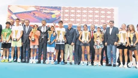 Tenis bahane barış şahane