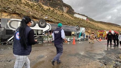 Al menos 15 muertos y 27 heridos al despeñarse un autobús en los Andes de Perú