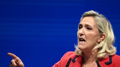 Marine Le Pen accuse la gauche de vouloir « refaire des Juifs des parias »