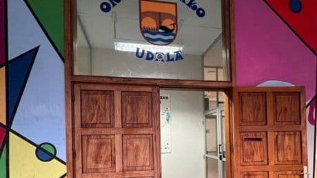 El Ayuntamiento de Ondarroa denuncia la expulsión de un policía municipal de la zona de txosnas en fiestas