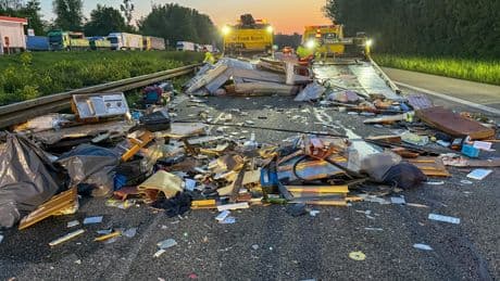 Zu schnell und 1,9 Promille - Betrunkener Autofahrer (25) rast in Wohnwagen