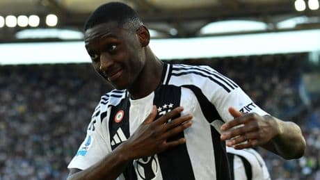 <p>Kolo Muani al Mondiale per Club e non solo. Calciomercato Juve, intrigo Veiga</p>
