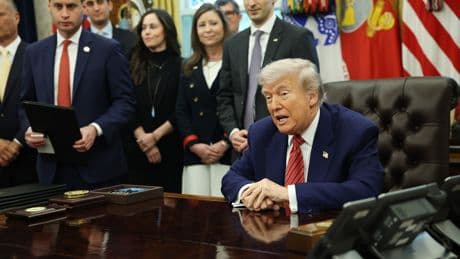 Trump cree que no habrá aranceles a la UE porque sus empresas construirán plantas en EEUU