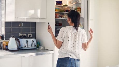 Ewig nicht geputzt? Zwei Hausmittel machen Ihren Kühlschrank sauber