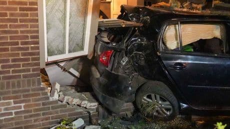 Automobilist rijdt woning binnen in Beek en Donk