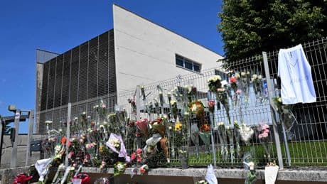 Woede om dood onderwijsassistente (31) op Franse school door 14-jarige met mes: ’Geweldsepidemie’