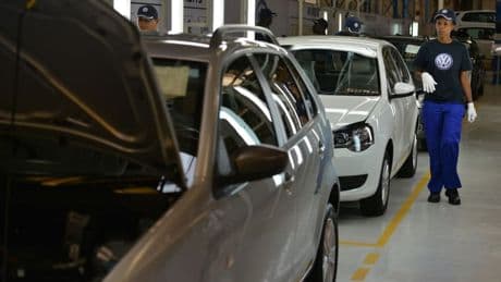 "Des coûts en milliards": le lobby automobile allemand exhorte l'UE à collaborer avec Donald Trump sur les tarifs douaniers