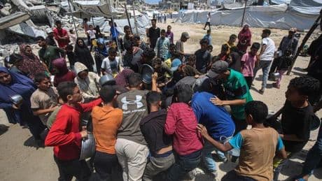 Israel detiene el reparto de ayuda humanitaria en Gaza tras el caos y un centenar de muertes en los puntos de distribución