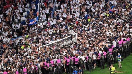 PSG-fans rukken pollen uit veld: grasmat in München na veldbestorming beschadigd
