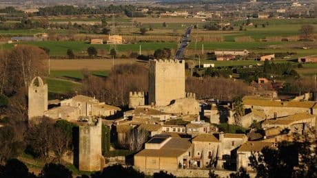 El pequeño pueblo medieval con un imponente castillo y calles empedradas en el que harás un viaje en el tiempo
