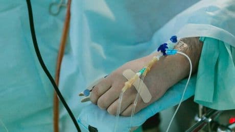 Ferrara, morte sospetta di un anziano in ospedale: infermiere accusato di omicido. Gli inquirenti: «Farmaco non in piano teraupetico»