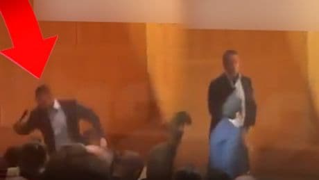 O anlar kayda geçti... Ali Koç konuşma yaparken düştü
