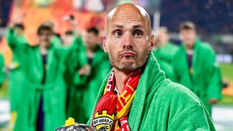 Ihn kannten nur absolute Insider - Bademantel-Trainer übernimmt Wolfsburg