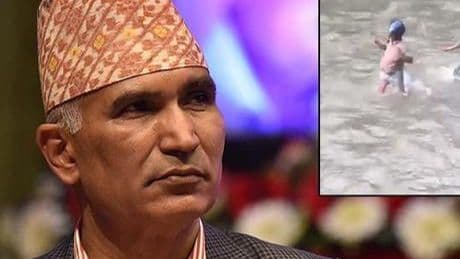 Nepal'deki eylemlerde şoke eden görüntü: Ekonomi bakanını yerde sürükleyip nehirde kovaladılar!