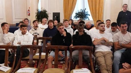 La plantilla rojiblanca arropa a su compañero