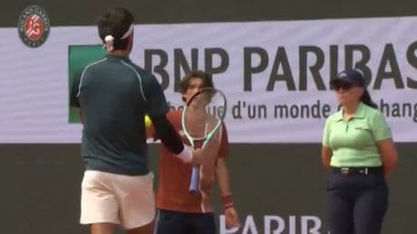 El pelotazo de Musetti, próximo rival de Alcaraz, a una jueza de línea que pudo costarle la eliminación de Roland Garros