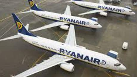 Ryanair aumenterà le tariffe aeree dopo che i prezzi più bassi dei biglietti hanno colpito i profitti