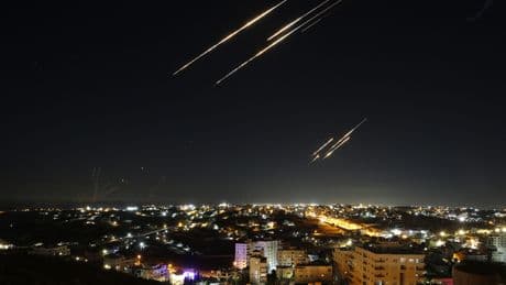 Soykırımcı İsrail'e balistik füze saldırısı... Tel Aviv'de uçuşlar durdu