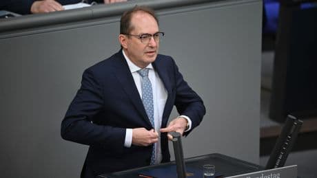 Bundestag: Kritik an Aussetzung des Familiennachzugs – Syrer betroffen