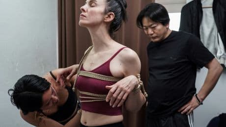 « Créer du lien » : un artiste japonais noue les espaces et les corps avec des cordes