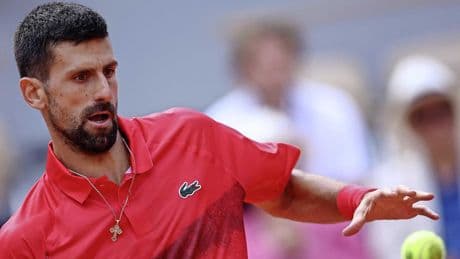 Novak Djokovic dendert naar laatste acht op Roland Garros, Jannik Sinner maakt korte metten met Andrey Rublev