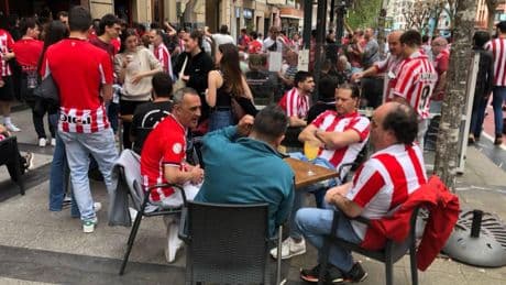 Bilbao ya es un hervidero de aficionados zurigorris y algunos ingleses