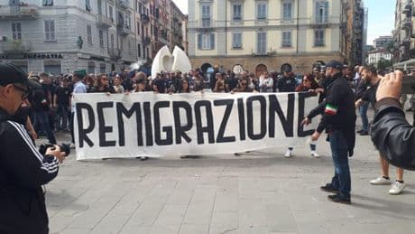 La Spezia, sfilano i cortei contrapposti: in piazza antifascisti e CasaPound | Foto | Aggiornamenti