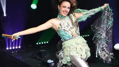 Lucía, diseñadora bilbaína de 15 años, pasa a la final mundial del concurso Junk Kouture en Dublín
